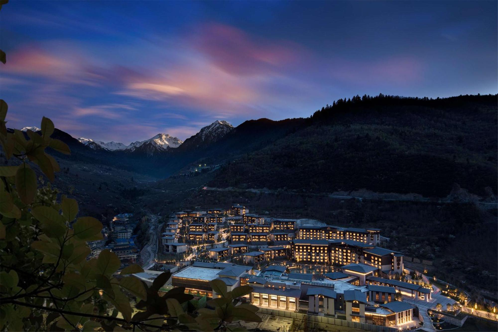 ヒルトン 九寨溝 リゾート Zhangzha Town エクステリア 写真